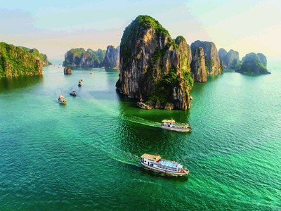 Vịnh Hạ Long: Di sản thiên nhiên thế giới đầu tiên của Việt Nam.