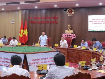 Đoàn công tác của Bộ Công thương làm việc với UBND tỉnh Quảng Ngãi về tình hình phát triển năng lượng trên địa bàn tỉnh. 
