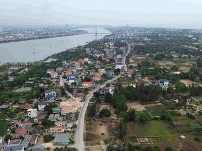 Dự án đường và kè nối từ cầu Nhật Lệ 2 đến khu neo đậu tàu thuyền tránh trú bão gặp nhiều vướng mắc về GPMB. 