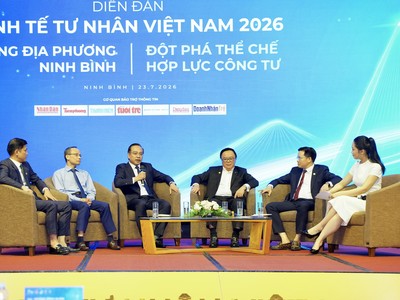 Phó chủ tịch UBND tỉnh Đặng Thanh Sơn trao đổi với doanh nghiệp tại Phiên đối thoại tỉnh Ninh Bình của VPSF 2026.