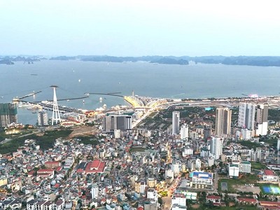 Quảng Ninh đang tập trung đẩy nhanh tiến độ thực hiện các dự án, trong đó ưu tiên tháo gỡ những điểm nghẽn về thủ tục đầu tư, công tác bồi thường. Ảnh Tiến Dũng