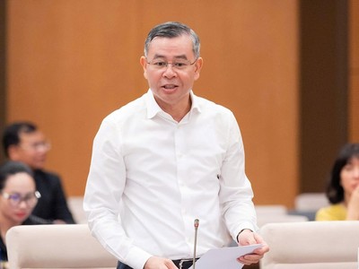 Bộ trưởng Bộ Tài chính Ngô Văn Tuấn trình bày tờ trình. 