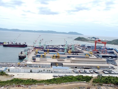 Khánh Hòa định hướng tập trung nguồn lực đầu tư các khu bến cảng trọng điểm, thu hút nhà đầu tư chiến lược, đẩy mạnh chuyển đổi số và đáp ứng các tiêu chuẩn “cảng xanh”, “cảng thông minh”. Trong ảnh là Khu kinh tế Vân Phong. Ảnh: Linh Đan