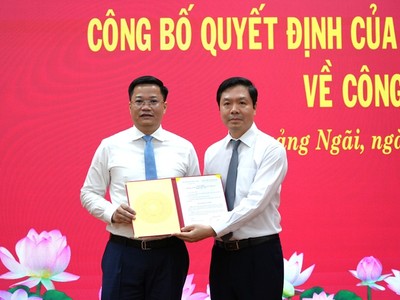 Phó Trưởng Ban Tổ chức Trung ương Trịnh Mạnh Linh (phải) trao quyết định của Ban Bí thư cho ông Nguyễn Đức Tâm. 