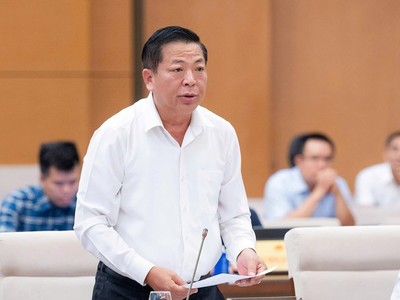 Bộ trưởng Bộ Xây dựng Trần Hồng Minh trình bày tờ trình - Ảnh: QH. 
