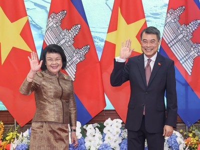 Thủ tướng Chính phủ Lê Minh Hưng nhiệt liệt chào mừng Chủ tịch Quốc hội Khuon Sudary. Ảnh: Đức Thanh.
