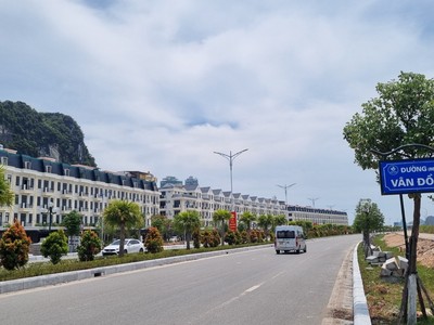 Tuyến đường đô thị tại đặc khu Vân Đồn được đầu tư đồng bộ, tạo động lực mở rộng không gian phát triển và thu hút đầu tư. Ảnh: Quỳnh Nga.