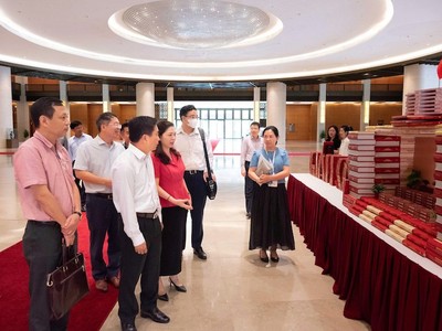 Phó Chủ tịch Quốc hội, Thượng tướng Nguyễn Doãn Anh theo dõi khu trưng bày về hoạt động giám sát của Quốc hội - Ảnh: QH .