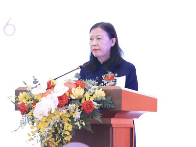  Chủ nhiệm Ủy ban Dân nguyện và giám sát Lê Thị Nga trình bày đề dẫn. Ảnh: Đức Thanh.