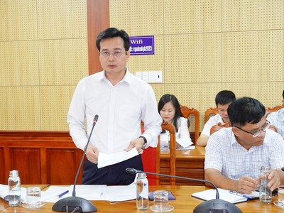 Ông Trương Chí Trung, Giám đốc Sở Xây dựng Quảng Trị phát biểu tại cuộc họp. Ảnh: Trường Nhật