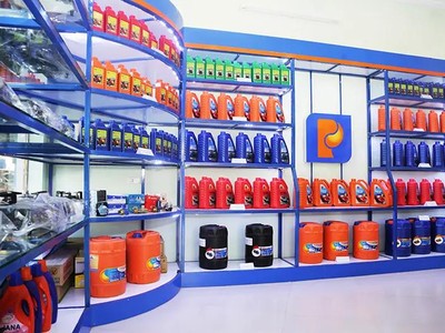 Một góc trưng bày các mặt hàng tại cửa hàng xăng dầu Petrolimex