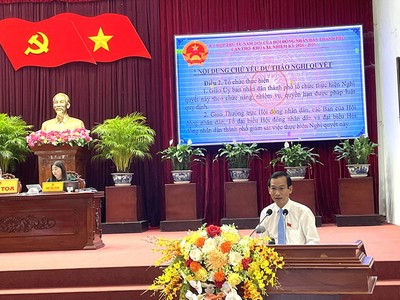 Giám đốc Sở Tài chính TP. Cần Thơ Lê Thanh Tâm trình bày dự thảo Nghị quyết về dự kiến kế hoạch đầu tư công TP. Cần Thơ năm 2027 tại kỳ họp. 
