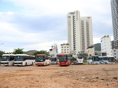 Để phục vụ Năm du lịch Quốc gia 2026, UBND phường Quy Nhơn Nam triển khai quản lý bãi đậu xe miễn phí từ 16 chỗ trở lên tại khu đất K200. Ảnh: UBND phường Quy Nhơn Nam.