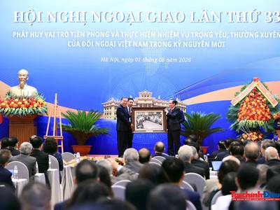Tổng Bí thư, Chủ tịch nước Tô Lâm tặng quà Bộ Ngoại giao. Ảnh: Đức Thanh