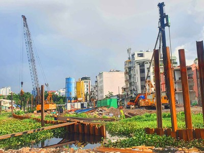 Dự án cải tạo rạch Xuyên Tâm có tổng mức đầu tư hơn 17.200 tỷ đồng cũng đang được triển khai đồng loạt. Ảnh: Lê Toàn. 