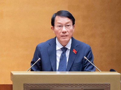  Bộ trưởng Bộ Công an Lương Tam Quang báo cáo tại phiên họp. 