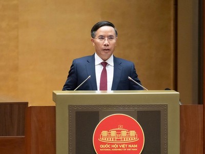 Thống đốc Ngân hàng Nhà nước Phạm Đức Ấn trình bày tờ trình - Ảnh: QH.