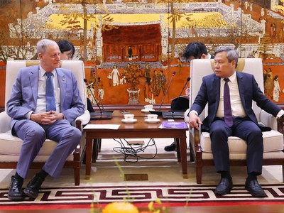 Chủ tịch UBND TP. Hà Nội Vũ Đại Thắng trao đổi với Đại sứ Israel tại Việt Nam Yaron Mayer.