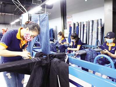 Trong 7 tháng đầu năm, nền kinh tế Việt Nam vẫn duy trì đà tăng trưởng tích cực. Trong ảnh: Sản xuất tại Tổng công ty Phong Phú. Ảnh: Lê Toàn