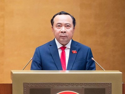Bộ trưởng Khoa học và Công nghệ Vũ Hải Quân trình bày tờ trình. 