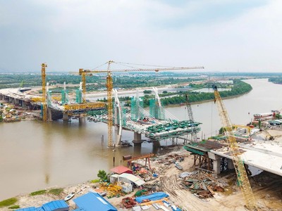 Thi công cầu Hải Thành vượt sông Lạch Tray thuộc Dự án đường Vành đai 2 đoạn Tân Vũ - Hưng Đạo- đường Bùi Viện. Ảnh: Lê Dũng