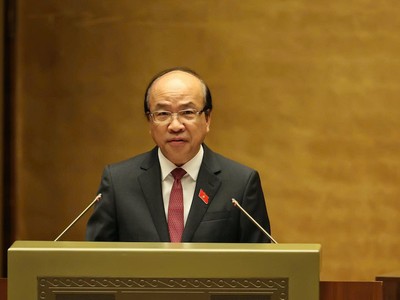 Chủ nhiệm Ủy ban Pháp luật và Tư pháp Phan Chí Hiếu trình bày báo cáo thẩm tra - Ảnh Đức Thanh. 