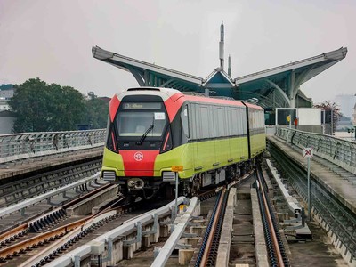 Đoạn trên cao đang khai thác gồm 8 ga: Nhổn, Minh Khai, Phú Diễn, Cầu Diễn, Lê Đức Thọ, Đại học Quốc gia, Chùa Hà và Cầu Giấy.