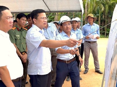 Đoàn công tác UBND tỉnh Quảng Ngãi kiểm tra Dự án Đường nối từ cầu Thạch Bích - Tịnh Phong vào chiều ngày 8/8.