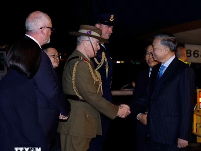 Quan chức Australia đón Tổng Bí thư, Chủ tịch nước Tô Lâm tại sân bay quốc tế Sydney Kingsford Smith. (Ảnh: Thống Nhất/TTXVN)