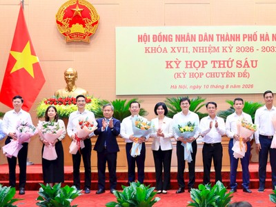 Lãnh đạo TP. Hà Nội tặng hoa các đồng chí trong danh sách miễn nhiệm Ủy viên UBND TP. Hà Nội. Ảnh: Thành Thái.