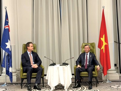 Bộ trưởng Ngô Văn Tuấn (phải) và ông Paul Serra, Tổng Giám đốc Tập đoàn SunRice.