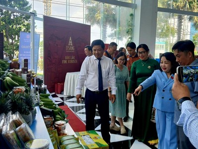 Lãnh đạo tỉnh Đắk Lắk tham quan, tìm hiểu các mô hình sản xuất, kinh doanh trên địa bàn tỉnh.
