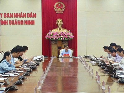 Ông Bùi Văn Khắng, Chủ tịch UBND tỉnh Quảng Ninh yêu cầu các ngành, địa phương bám sát kịch bản tăng trưởng. Ảnh: Quốc Thắng - QMG