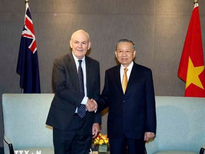 Tổng Bí thư, Chủ tịch nước Tô Lâm và ông Steven Joyce, Quyền Chủ tịch Hội Hữu nghị New Zealand-Việt Nam. (Ảnh: Thống Nhất/TTXVN)