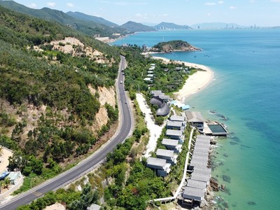 Tuyến Quy Nhơn - Sông Cầu, dọc theo Quốc lộ 1D từng thu hút nhiều nhà đầu tư thực hiện dự án du lịch. Hiện nay, khu vực này tiếp tục là tâm điểm với dự án quy mô lớn do Tập đoàn Sun Group đề xuất đầu tư. 