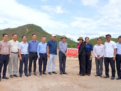 Ông Phạm Anh Tuấn, Chủ tịch UBND tỉnh Gia Lai (thứ 8, từ trái sang) kiểm tra Dự án Nhà máy sản xuất viên nén chất đốt và pallet vào ngày 8/8/2026. Ảnh: Hòa Ngô. 