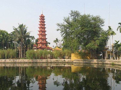 Hồ Tây sở hữu nhiều di tích nổi tiếng nhưng chưa phát huy hết tiềm năng du lịch. Nguồn: Wikipedia