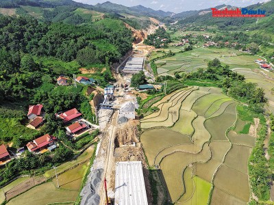 Công trình đường bộ cao tốc Đồng Đăng - Trà Lĩnh. Ảnh: Đức Thanh