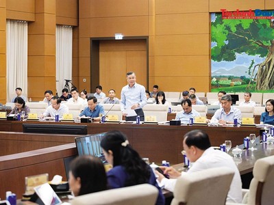 Bộ trưởng Bộ Tài chính Ngô Văn Tuấn báo cáo tiếp thu, giải trình tại phiên họp của Ủy ban Thường vụ Quốc hội
