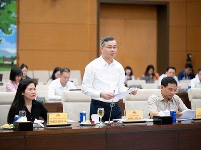 Bộ trưởng Bộ Tài chính Ngô Văn Tuấn trình bày tờ trình - Ảnh: QH.
