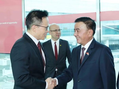 Thường trực Ban Bí thư Trần Cẩm Tú tới Sân bay Changi, bắt đầu chuyến thăm chính thức Cộng hòa Singapore. (Ảnh: Phương Hoa/TTXVN)