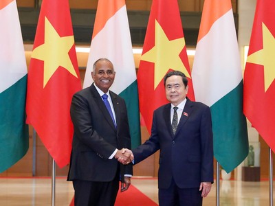 Chủ tịch Quốc hội Trần Thanh Mẫn và Chủ tịch Quốc hội nước Cộng hòa Bờ Biển Ngà Patrick Achi.