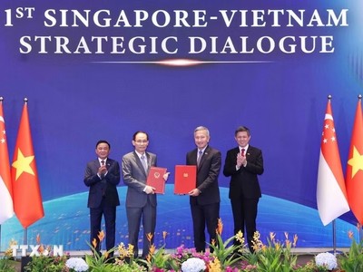 Ủy viên Bộ Chính trị, Bộ trưởng Bộ Ngoại giao Lê Hoài Trung và Bộ trưởng Ngoại giao Singapore Vivian Balakrishnan trao Tuyên bố chung về Chiến lược Kết nối Công nghệ Việt Nam - Singapore - Ảnh: TTXVN