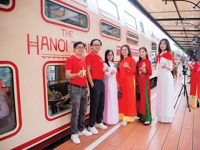 Sắc đỏ của cờ Tổ quốc và trang phục mang biểu tượng Việt Nam tạo điểm nhấn cho hành trình trải nghiệm trên Tàu Hà Nội 5 Cửa Ô dịp Quốc khánh (Ảnh: BHL)
