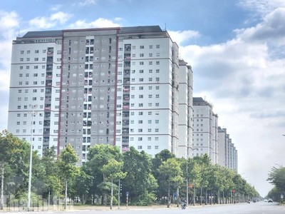 Hơn 200 dự án, tương đương 62.000 căn hộ tại Hà Nội đang gặp vướng mắc do sai phạm về quy hoạch, tự ý chuyển đổi công năng, vi phạm nghĩa vụ tài chính. Từ đầu nhiệm kỳ 2021 - 2026 đến nay, Thành phố Hà Nội đã tháo gỡ, cấp sổ hồng được 33.000 căn hộ. Hiện vẫn còn hơn 29.000 căn hộ nữa đang chờ xử lý.