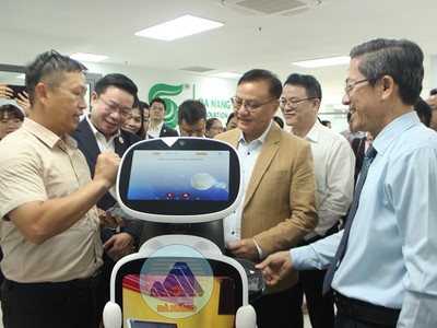 Đoàn công tác Cộng hòa Dân chủ Nhân dân Lào tìm hiểu về chuyển đổi số, vi mạch bán dẫn và trí tuệ nhân tạo tại thành phố Đà Nẵng. Ảnh: Mai Chi 
