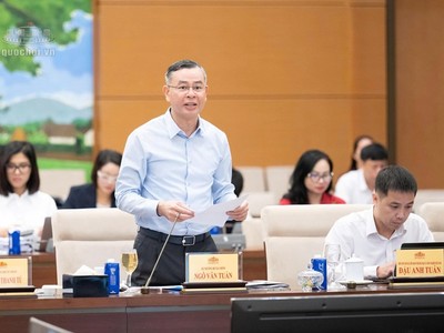  Bộ trưởng Bộ Tài chính Ngô Văn Tuấn báo cáo tại phiên họp - Ảnh: QH. 