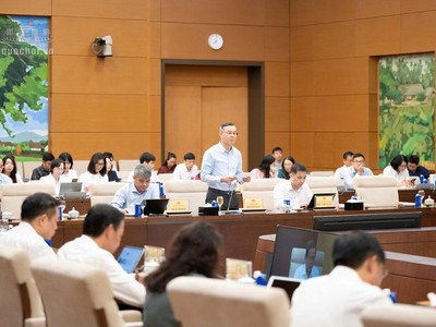 Bộ trưởng Bộ Tài chính Ngô Văn Tuấn báo cáo tại phiên họp - Ảnh: QH. 