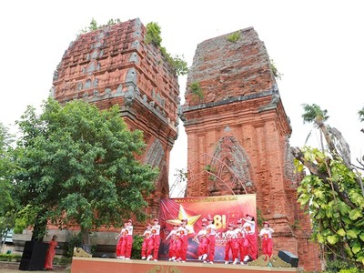 Chương trình nghệ thuật “Giai điệu tự hào” được tổ chức tại Di tích Tháp Đôi.