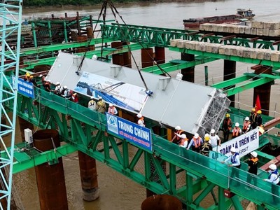 Nhà thầu Trung Chính tổ chức lắp dựng những đốt dầm dọc chủ đầu tiên tại nhịp cầu nối hai trụ TC3 - TC4, đánh dấu việc cầu Trần Hưng Đạo bước vào giai đoạn thi công kết cấu phần trên.